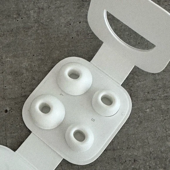 Apple AirPods Pro in White - Picture 5 of 6
